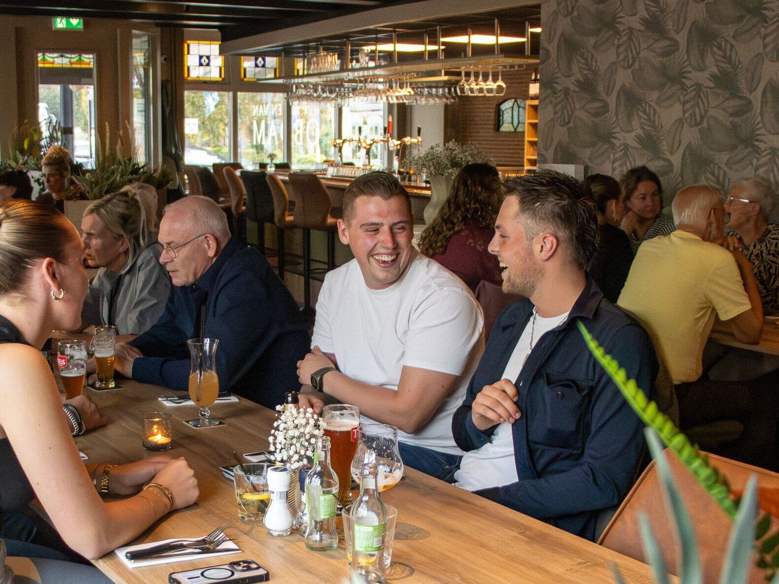 Vers getapt speciaalbier en dranken aan de gezellige bar van Het Wapen