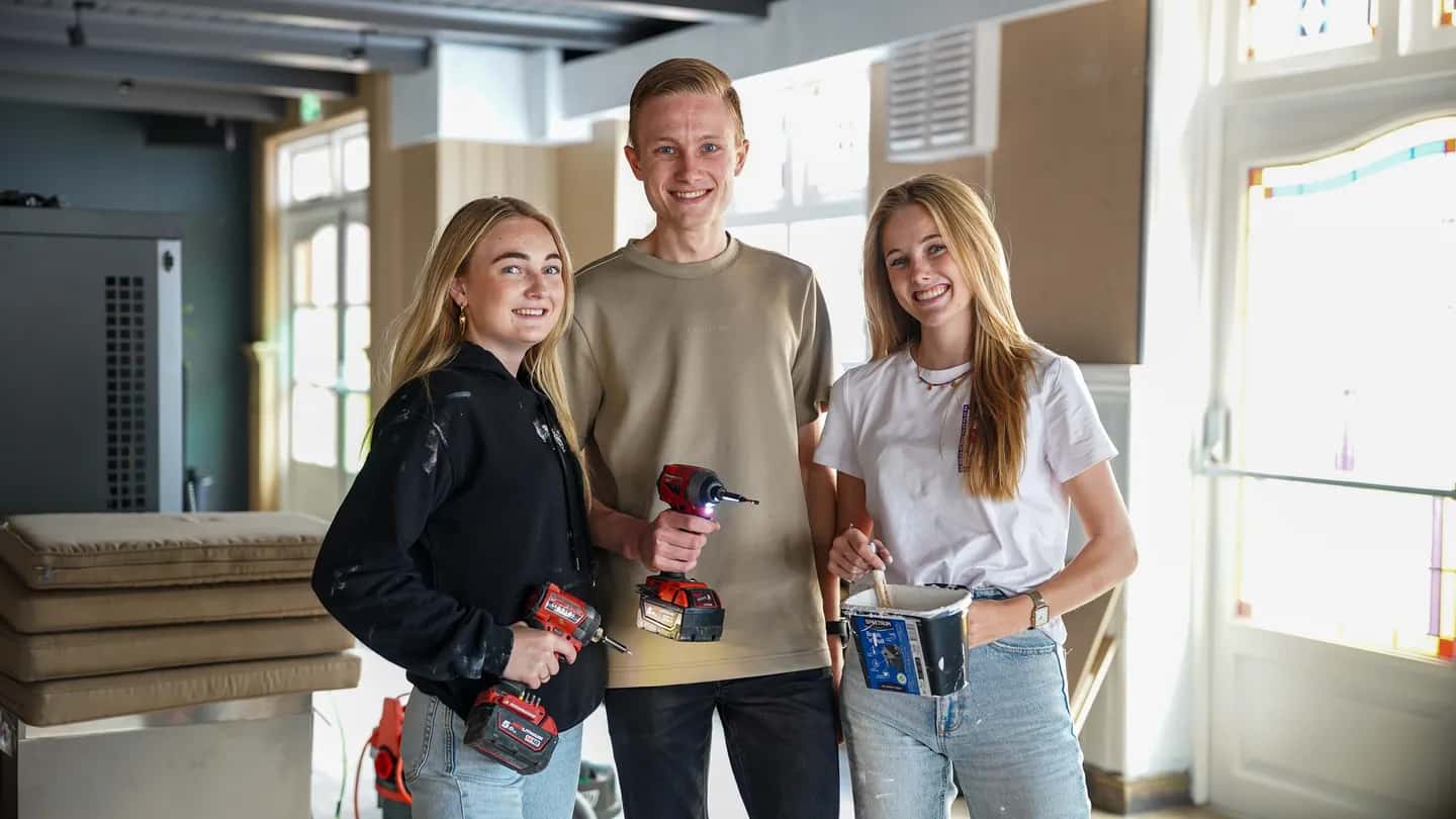 Marise, Martijn en Marloes Leupen tijdens de verbouwing van Het Wapen van Obdam