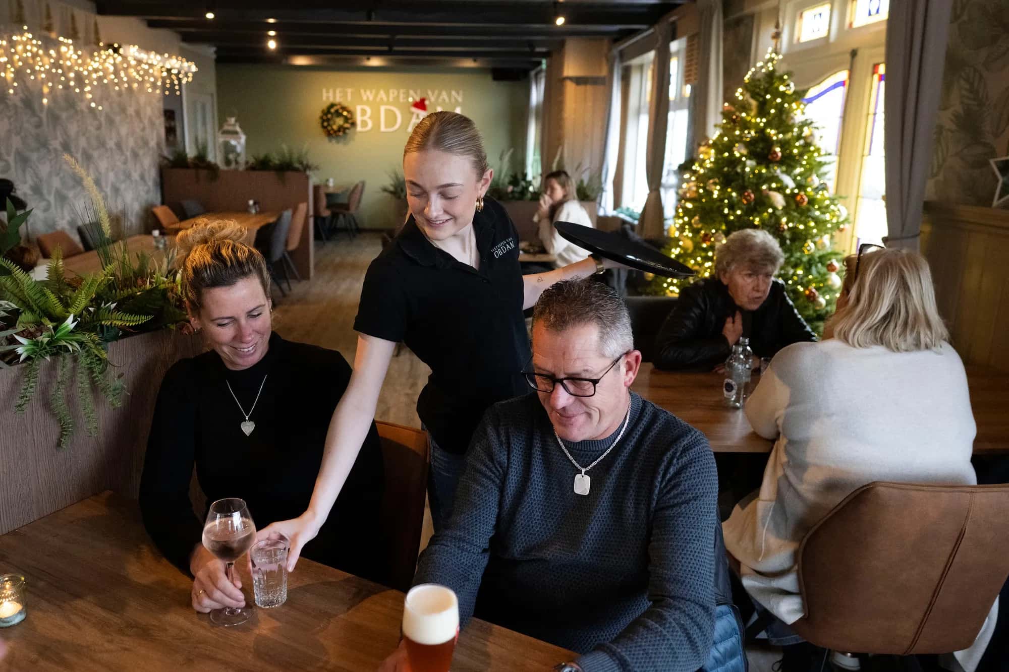 Marise Leupen serveert in Het Wapen van Obdam